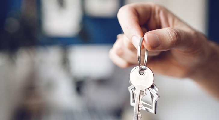 Hånd holder husnøgler