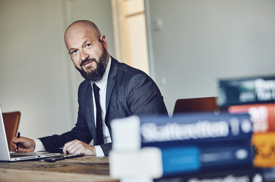 Thomas Rønfeldt siddende ved bærbar