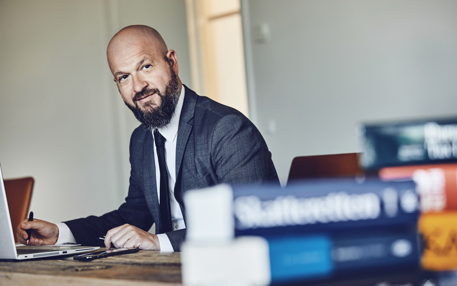 Thomas Rønfeldt siddende ved bærbar