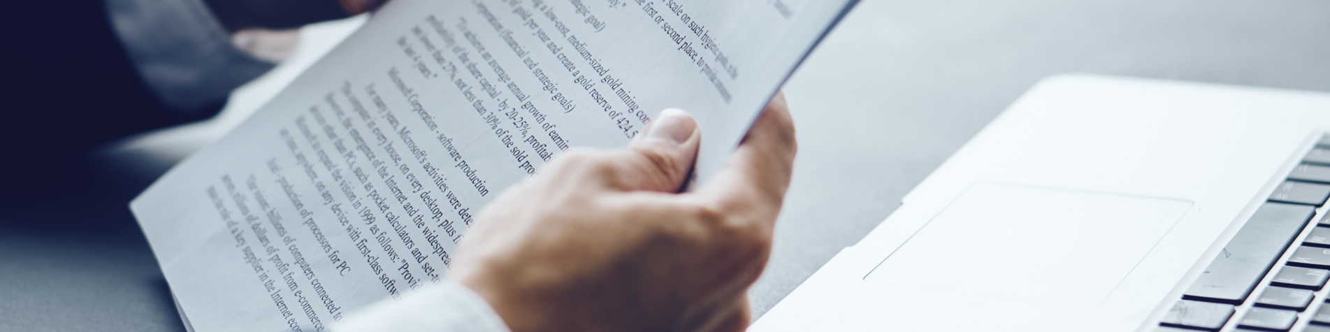 Mand gennemgår kontrakt 