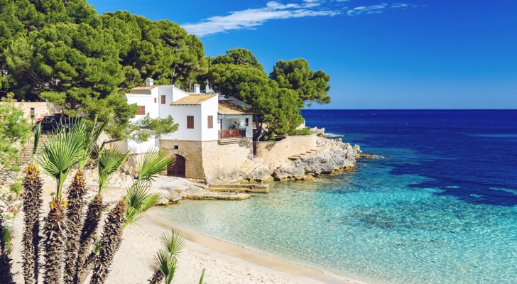 Hus i udlandet lige ud til krystalblåt vand