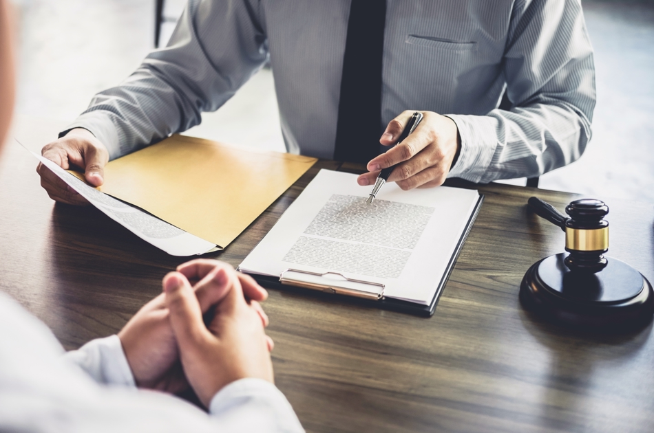 Dommer gennemgår dom