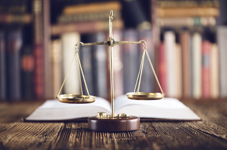 Vægtskåle med åben lov bagved 